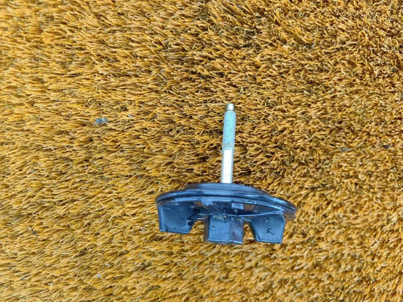 Болт крепления запасного колеса