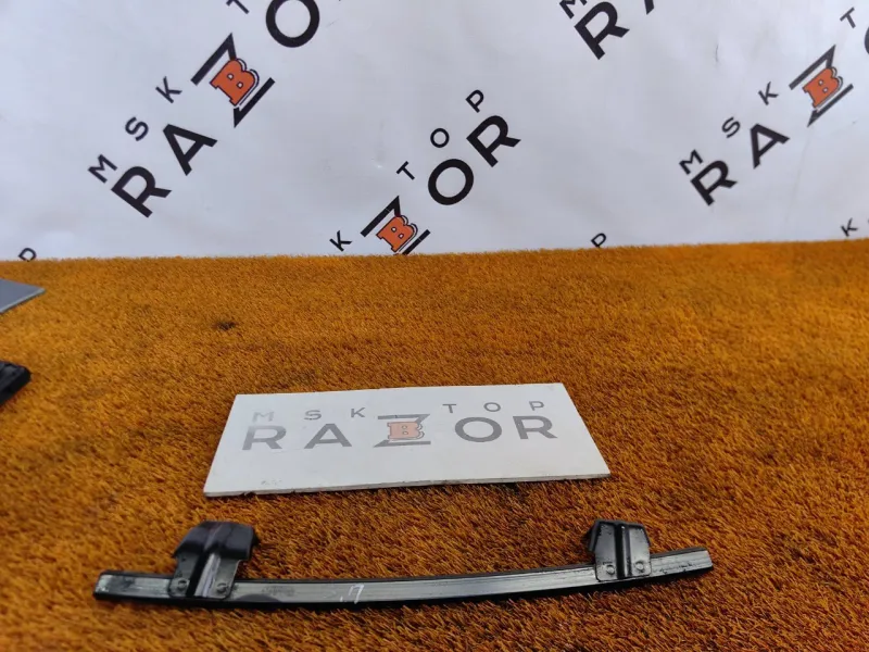 Направляющая стекла двери