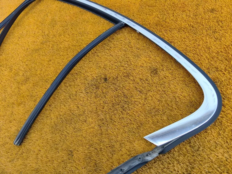 Уплотнитель стекла двери