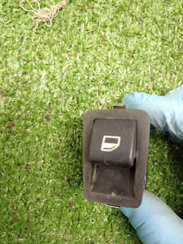 Кнопка стеклоподъемника