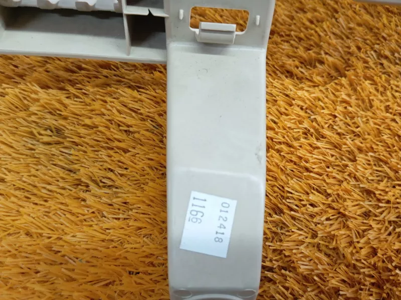 Направляющая шторки багажника