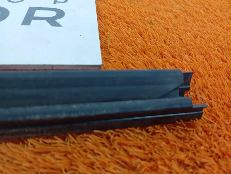 Направляющая стекла двери