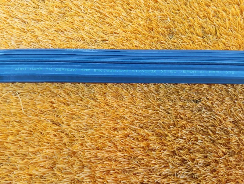 Уплотнитель стекла двери