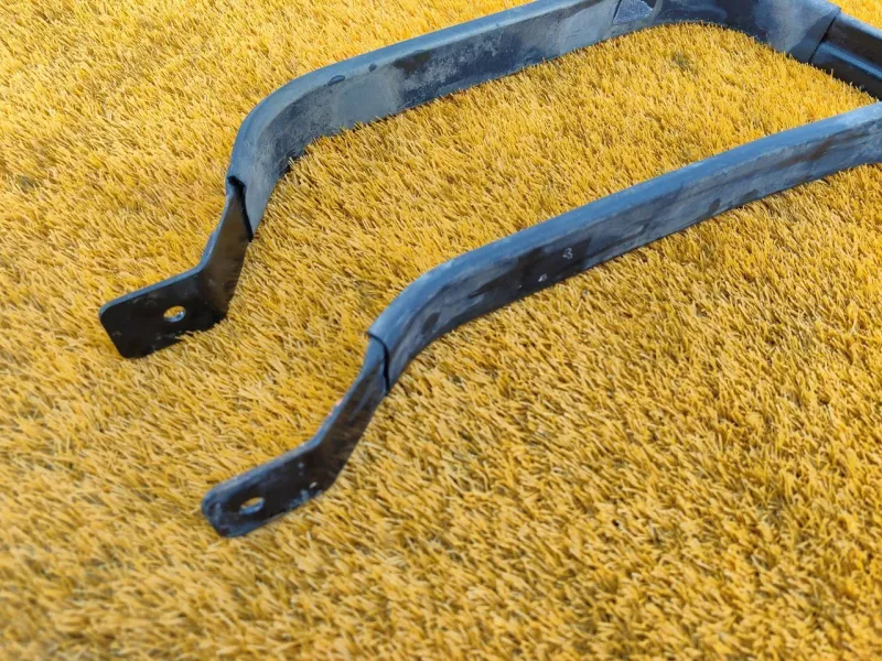 Крепление топливного бака