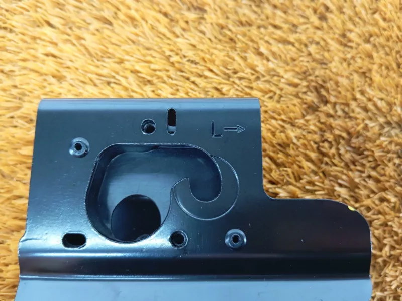 Кронштейн шторки багажника