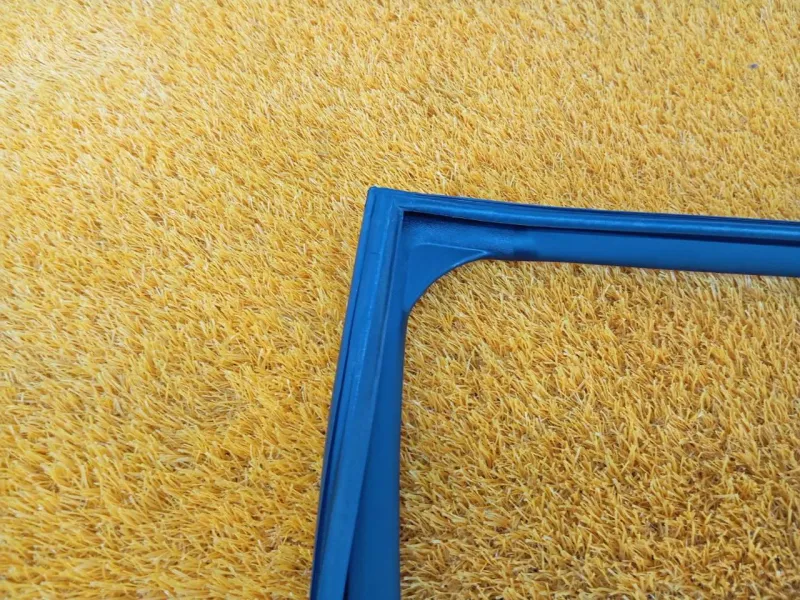 Уплотнитель стекла двери