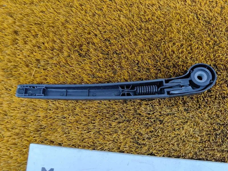 Поводок стеклоочистителя багажника