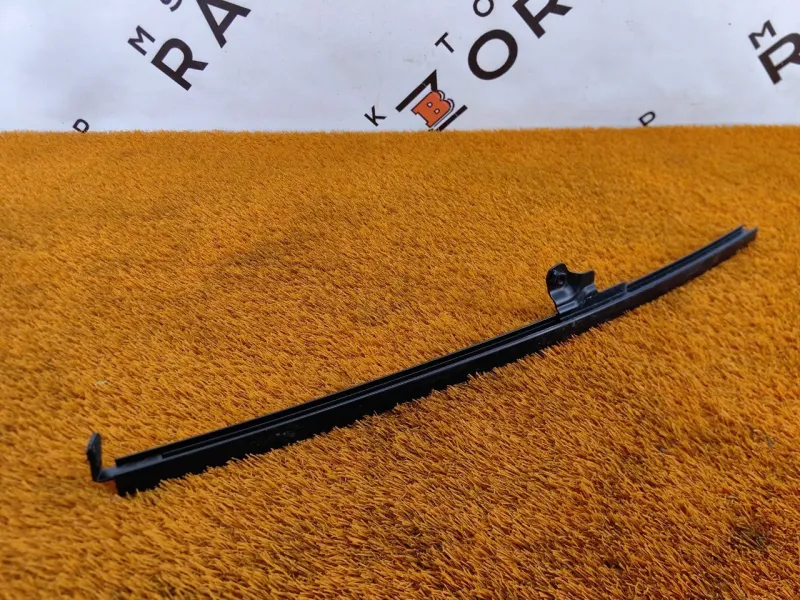 Направляющая стекла двери