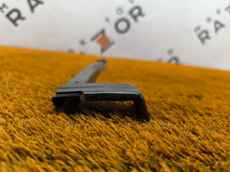 Направляющая стекла двери