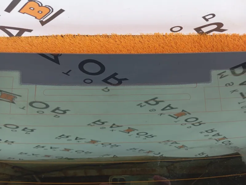 Стекло заднее