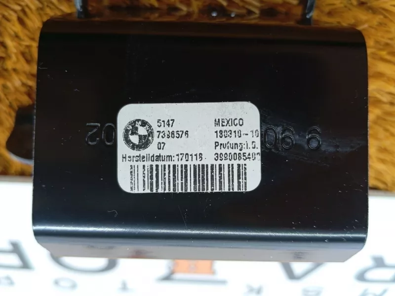 Кронштейн шторки багажника