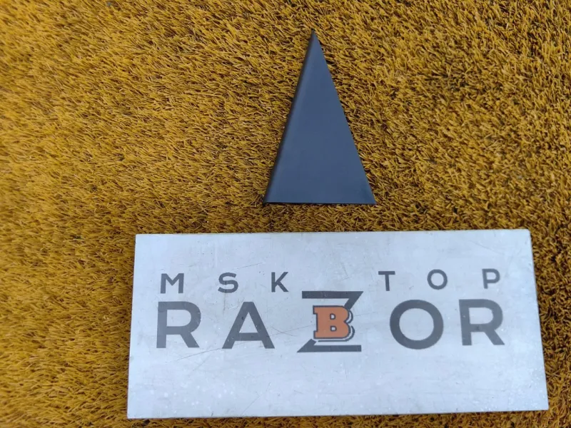 Уголок двери