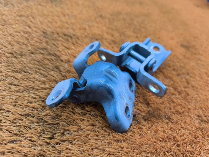 Петля двери