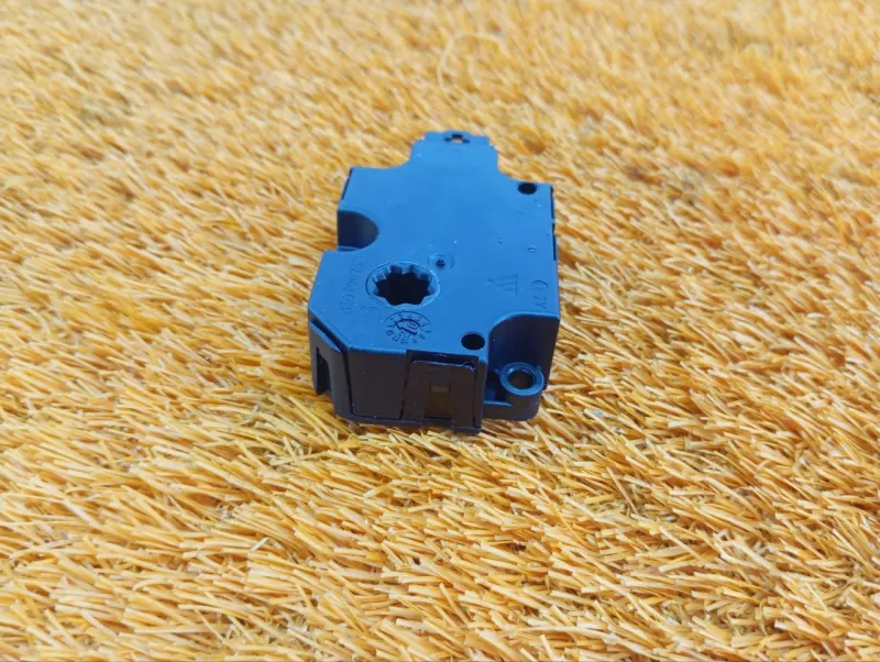 Сервопривод заслонок печки