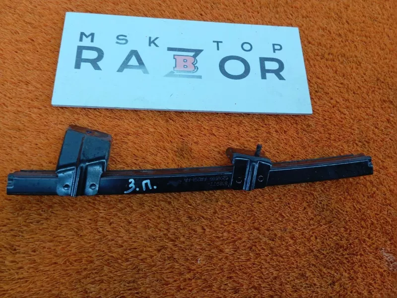 Направляющая стекла двери