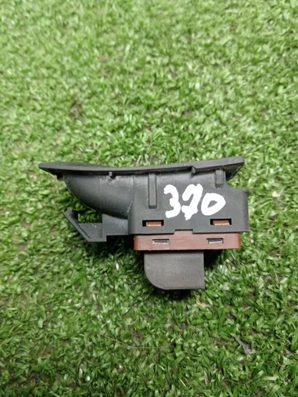 Кнопка открывания багажника