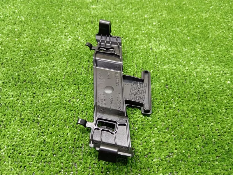 Кронштейн обшивки стойки