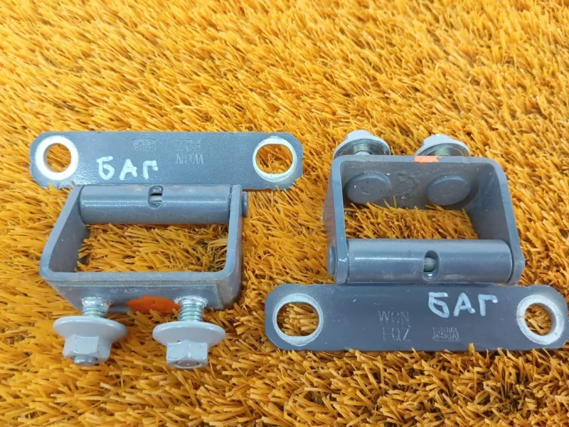 Петля двери багажника