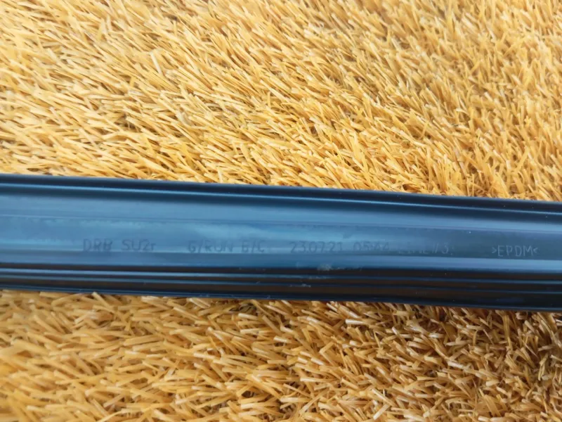 Уплотнитель стекла двери