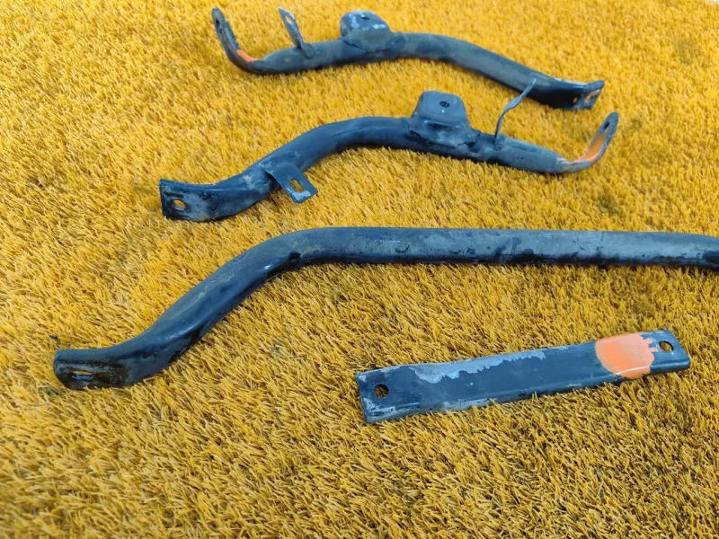 Крепление топливного бака