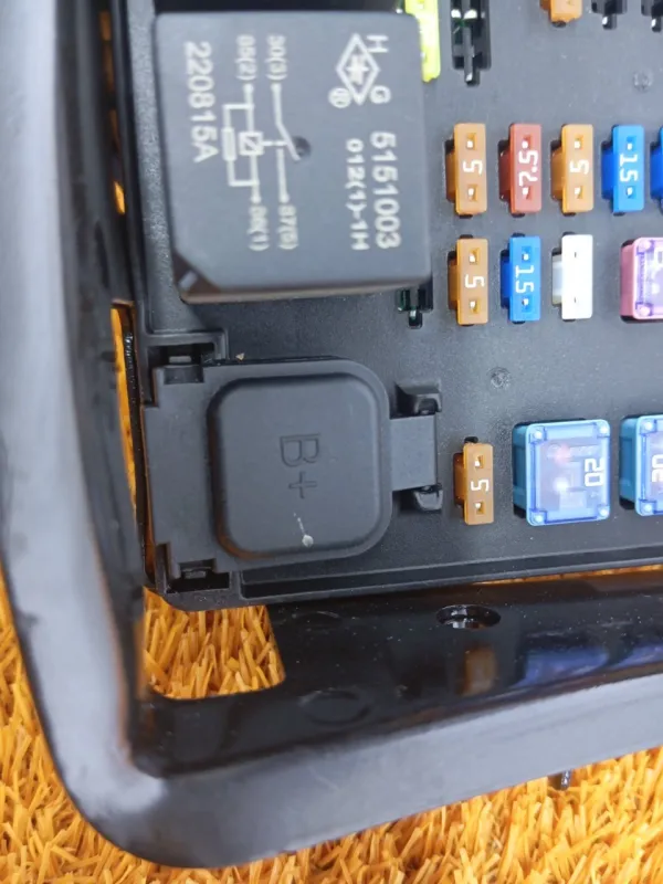 Блок предохранителей под капот