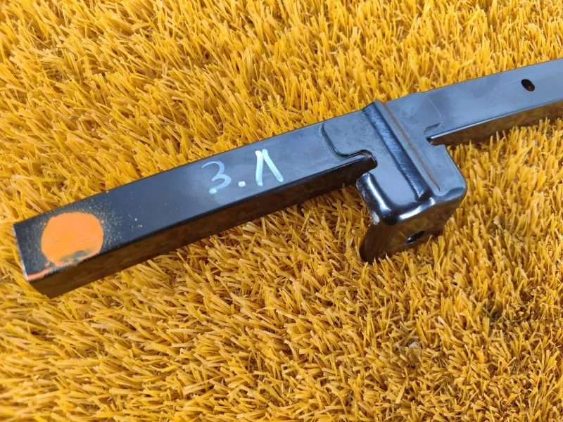 Направляющая стекла двери