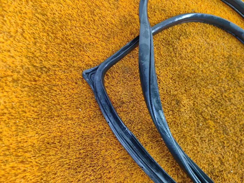 Уплотнитель проема двери