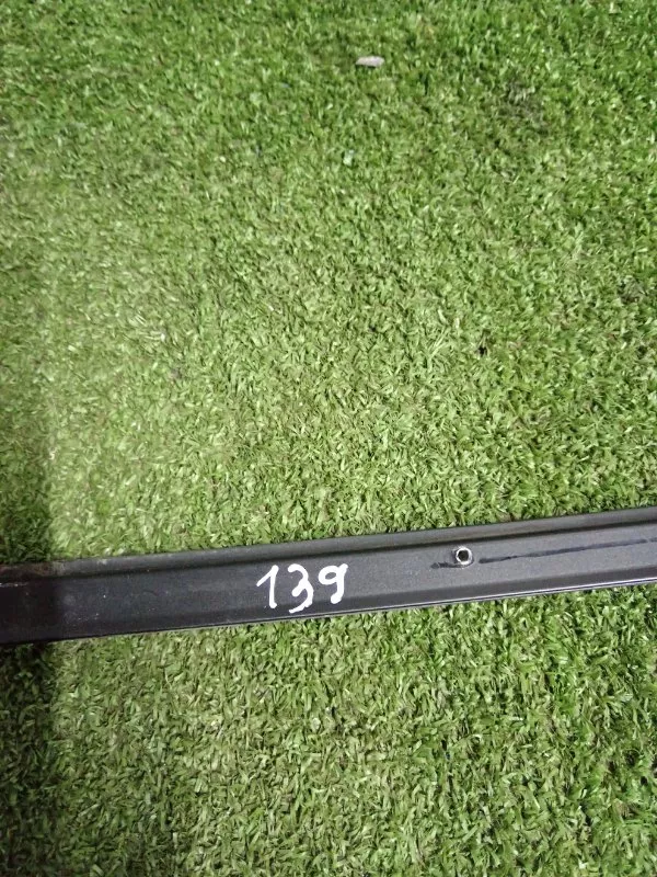 Направляющая стекла двери