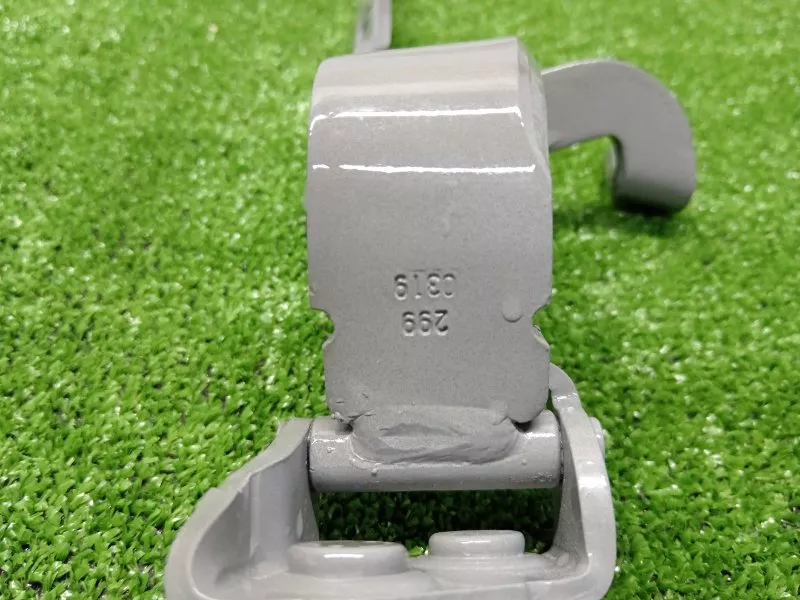 Петля двери багажника