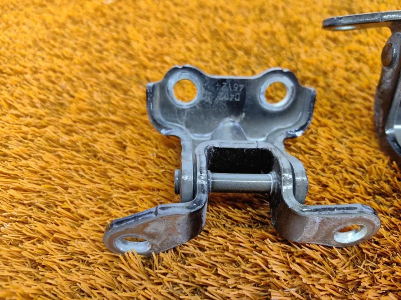 Петля двери