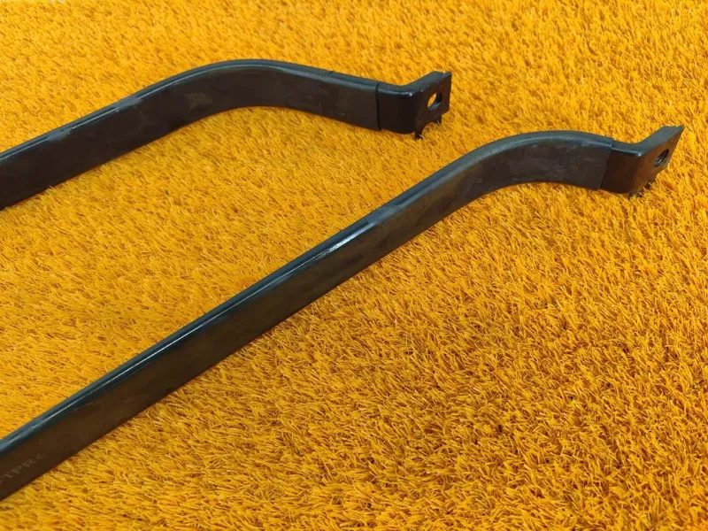 Крепление топливного бака