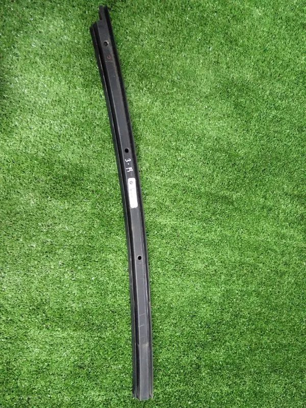 Направляющая стекла двери