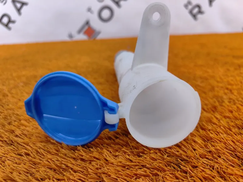 Горловина бачка стеклоомывателя