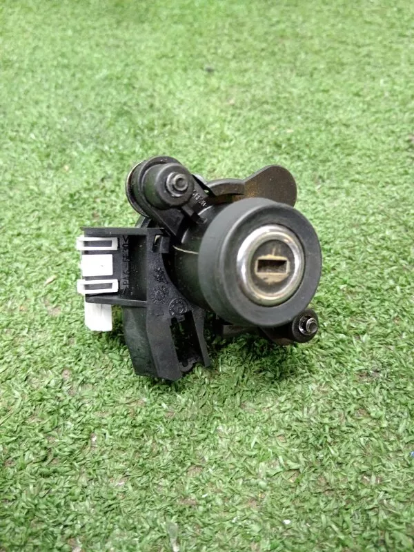 Личинка замка багажника