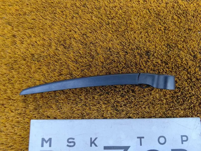 Поводок стеклоочистителя багажника