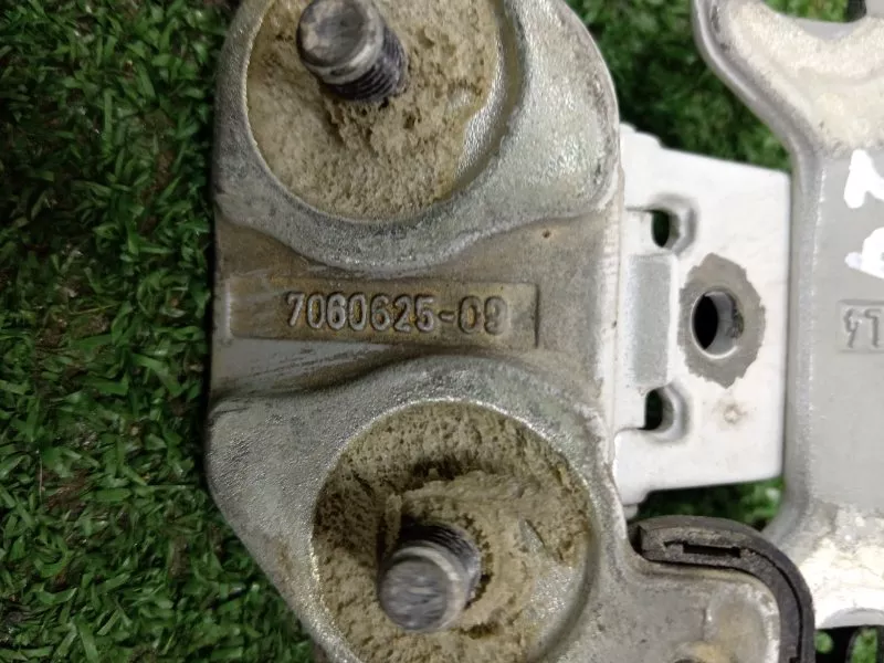 Петля двери багажника