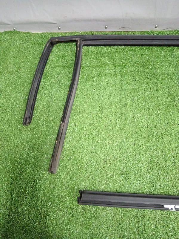 Уплотнитель стекла двери