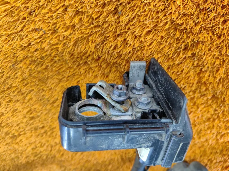 Клемма аккумулятора