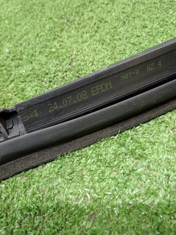 Уплотнитель стекла двери