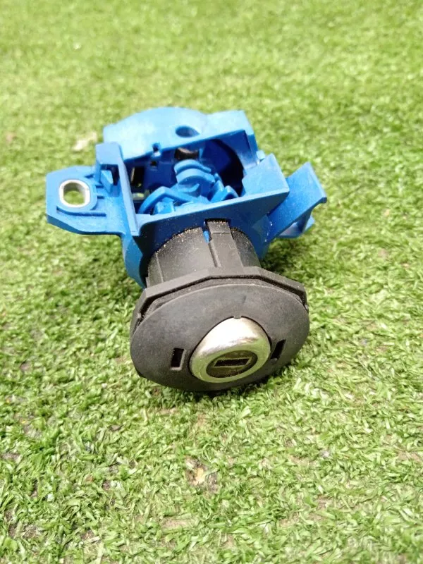 Личинка замка багажника