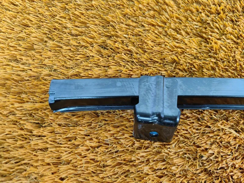 Направляющая стекла двери