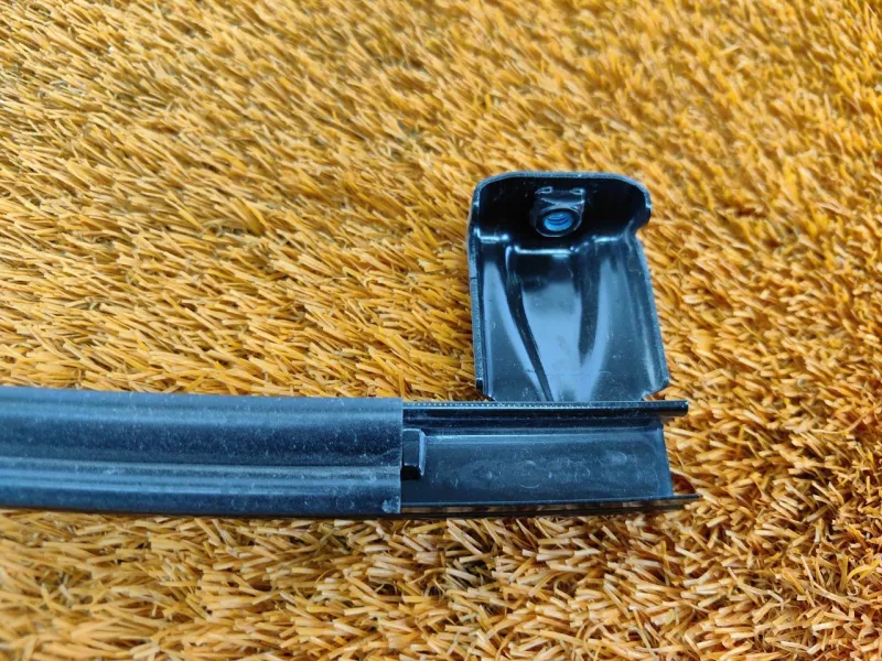 Направляющая стекла двери