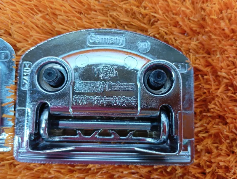 Петля багажника