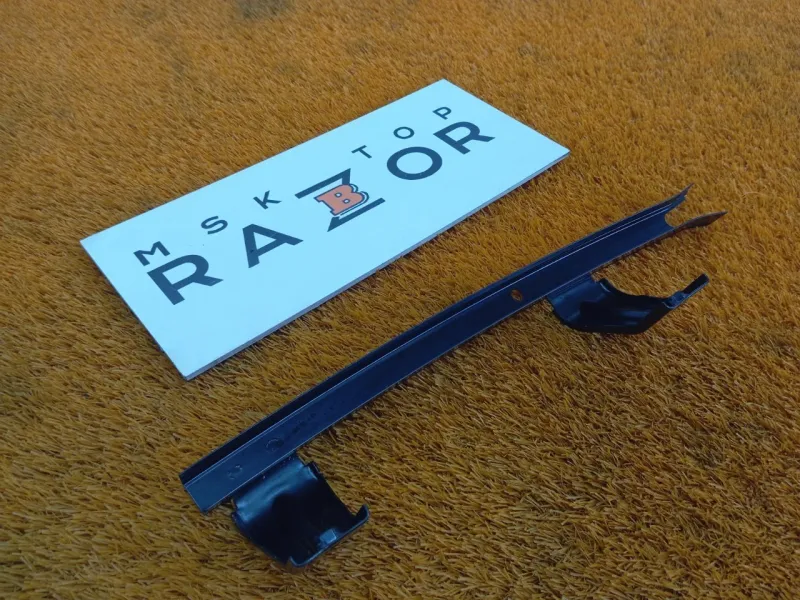 Направляющая стекла двери