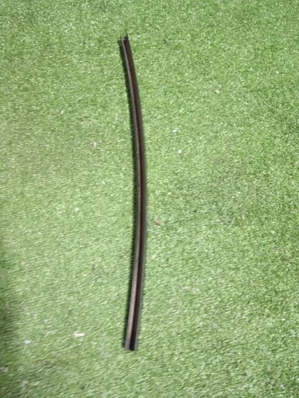 Направляющая стекла двери