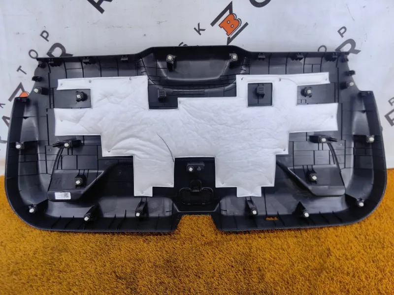 Обшивка двери багажника