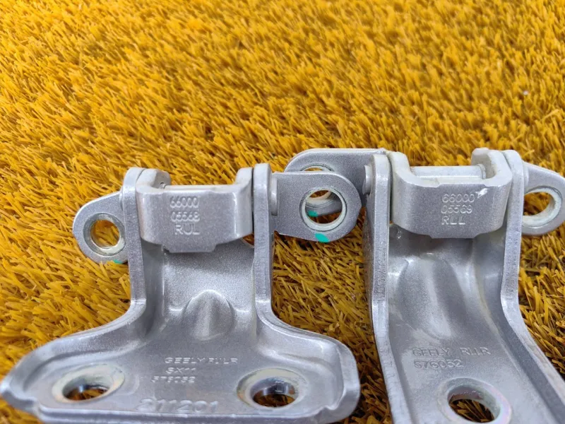 Петля двери