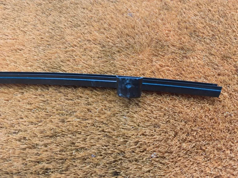 Направляющая стекла двери