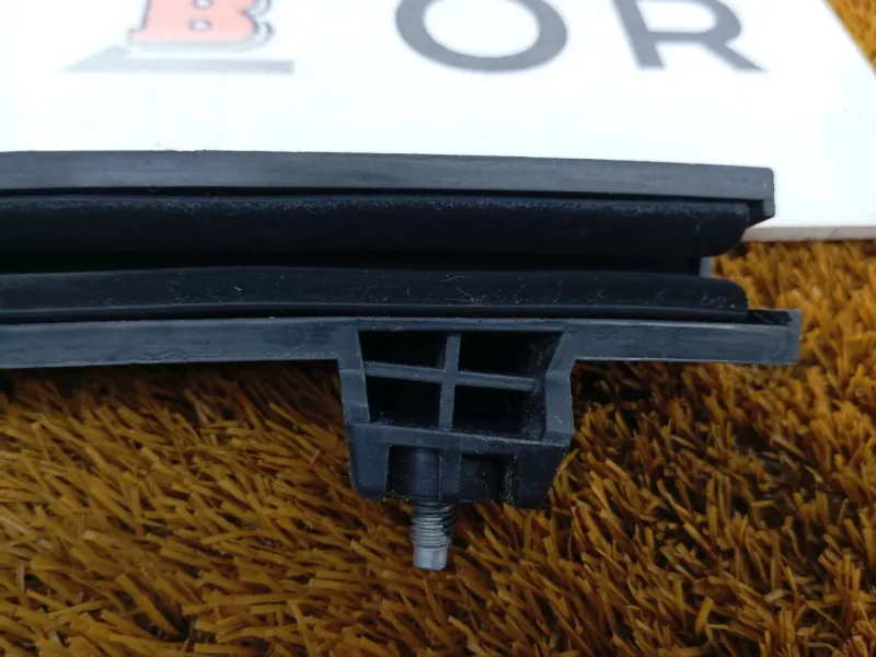 Направляющая стекла двери