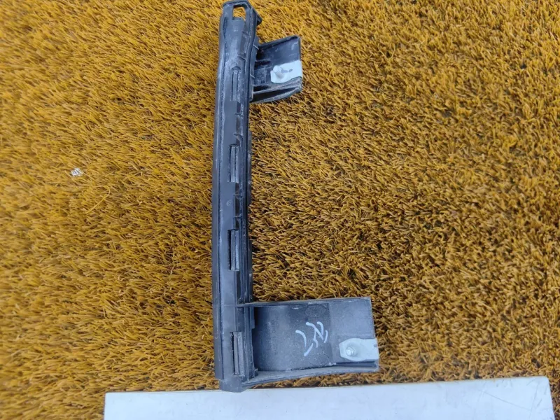 Направляющая стекла двери